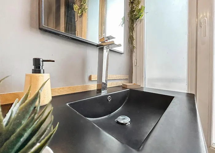 Jungle Design, WiFi Fibre, 20min Paris Apartment Neuilly-Plaisance